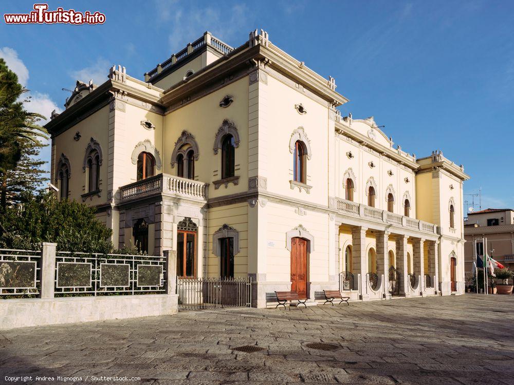 Immagine Il Municipio di Olbia in uno splendido edificio liberty 1930. Siamo in Sardegna - © Andrea Mignogna / Shutterstock.com