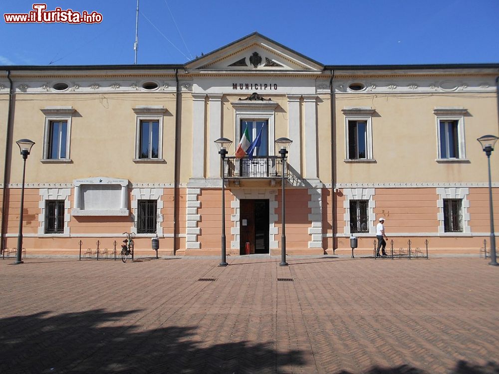 Immagine Il Municipio di Ostellato in provincia di Ferrara, Emilia-Romagna - © Pivari.com, CC BY-SA 4.0, Wikipedia