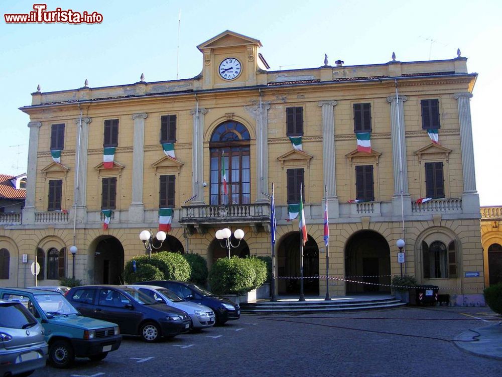 Immagine Il Municipio di Santhià in Piemonte - © F Ceragioli - CC BY-SA 3.0, Wikipedia