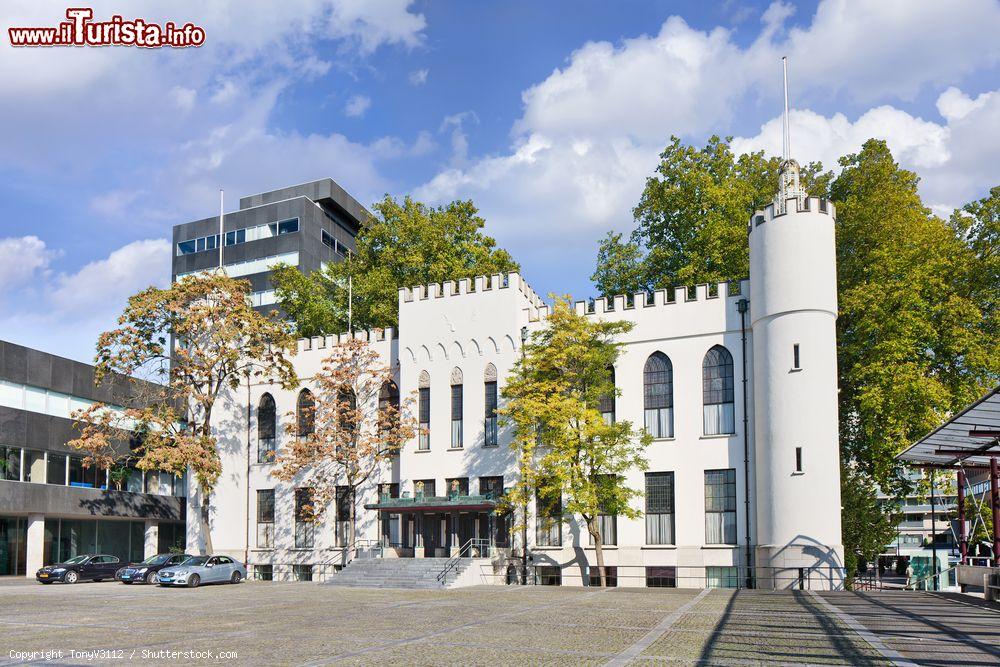 Immagine Il Municipio di Tilburg, Olanda: è costituito da un palazzo dalle linee sobrie e ricoperto di granito nero aggiunto nel 1971 all'edificio neogotico di Guglielmo II° - © TonyV3112 / Shutterstock.com