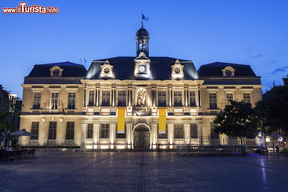 Immagine Il Municipio di Troyes fotografato di sera, Francia.