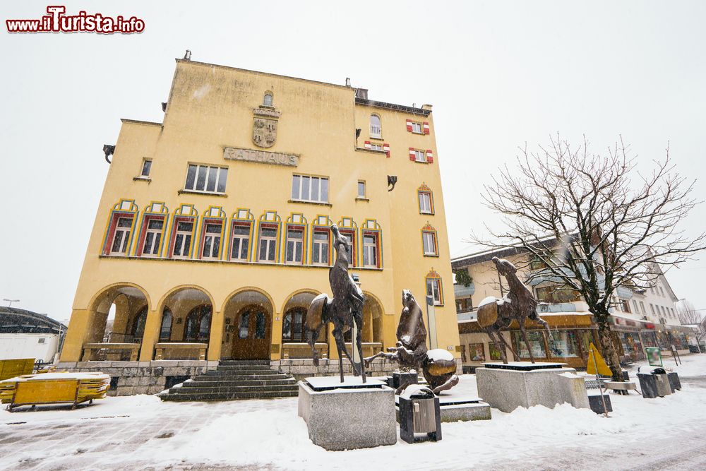 Immagine Il Municipio di Vaduz, Liechtenstein. Edificato fra il 1932 e il 1933, presenta un grande balcone sulla facciata sud su cui si può ammirare un affresco di Sant'Urbano, patrono dei viticoltori.