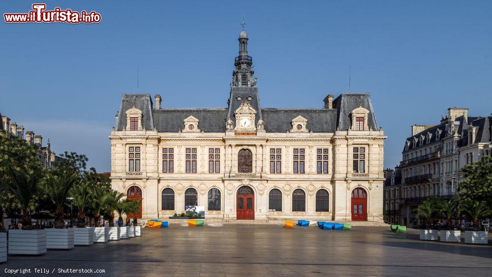 Immagine Il Municipio e piazza Marechal Leclerc a Poitiers, Francia - © Telly / Shutterstock.com