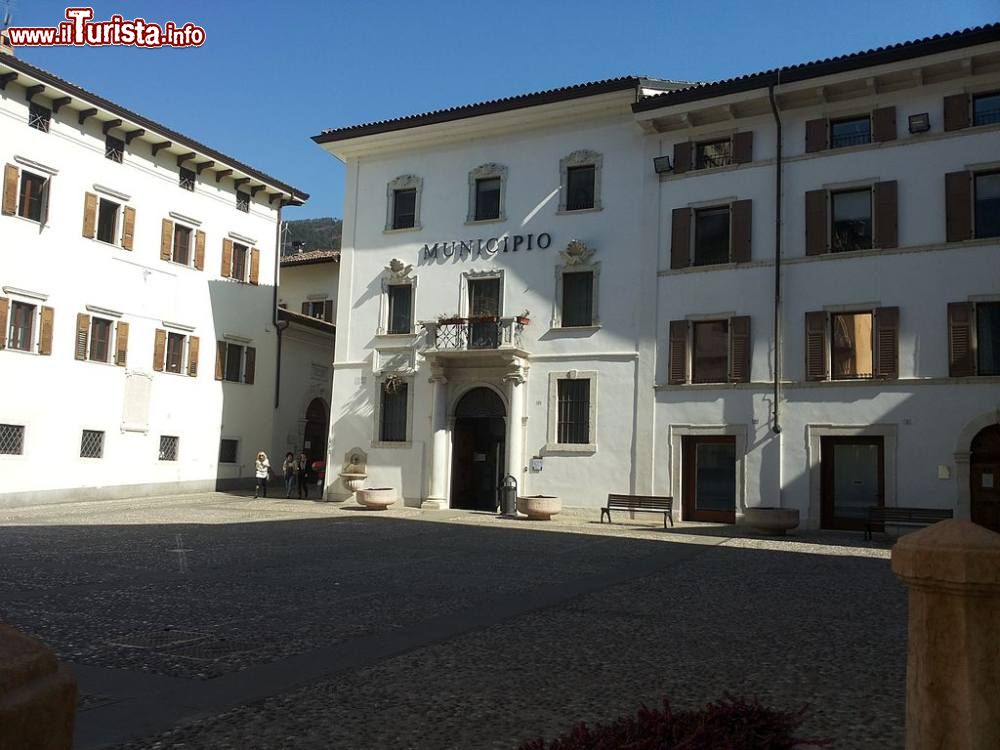 Immagine Il Municipio in centro ad Ala in Trentino - © Adert - CC BY-SA 3.0, Wikipedia