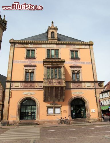 Immagine Il Municipio in Piazza del Mercato a Obernai, Francia. Qui si affacciano edifici e palazzi storici - © 301545539 / Shutterstock.com