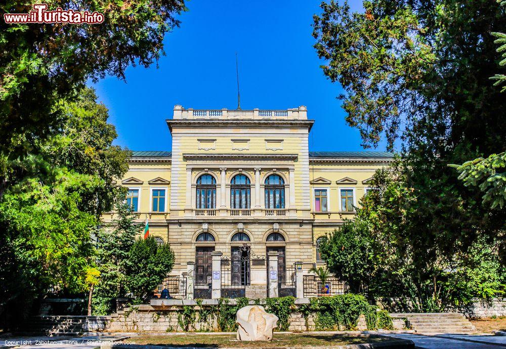 Immagine Il Museo Archeologico di Varna, Bulgaria. Qui si possono ammirare gli Ori di Varna, il più antico tesoro aureo di cui si hanno notizie certe. Fu ritrovato nella necropoli cittadina fra il 1972 e il 1991- © Zabotnova Inna / Shutterstock.com