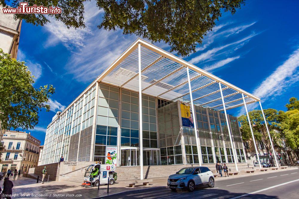 Immagine Il museo d'arte contemporanea di Nimes, Francia. Aperto nel 1993, il Carré d'Art ospita anche la biblioteca comunale - © Goran Bogicevic / Shutterstock.com