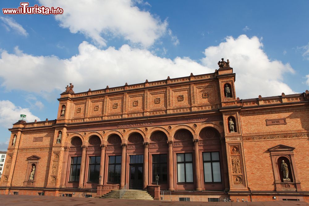 Immagine Il Museo dell'Emigrazione BallinStadt a Amburgo, Germania. Il museo deve il nome ad Albert Ballin: nel luogo dove sorge questo interessante spazio museale, un tempo vi erano circa 5 mila posti letto offerti a coloro che erano in procinto di salpare per l'America.