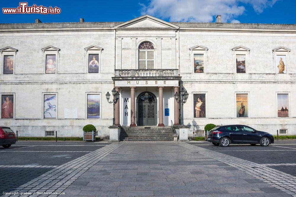 Immagine Il Museo di Arte e Storia di Cognac, Francia:  questo antico palazzo costruito nel 1838 per la famiglia Dupuy d'Angeac ospita collezioni di dipinti, sculture, arti decorative e archeologia - © gumbao / Shutterstock.com