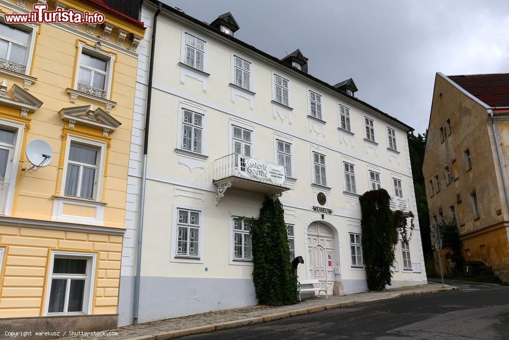 Immagine Il museo Goethe a Marianske Lazne, Repubblica Ceca. Si trova in un antico edificio del XIX° secolo e si affaccia su una strada del centro storico - © marekusz / Shutterstock.com