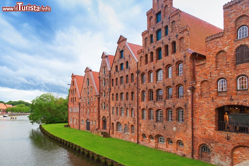 Immagine Il Museo Holstentor nella città di Lubecca, Germania: questo edificio di mattoni in stile gotico si affaccia sul fiume Trave.