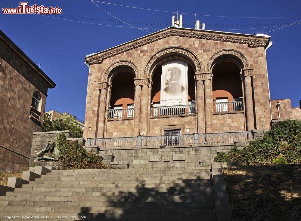 Immagine Il Museum Hovhannes Tumanyan a Yerevan, Armenia. Questo centro museale aperto nel 1953 raccolgie oltre 18 mila oggetti di proprietà di Tumanyan, uno dei più importanti scrittori armeni di tutti i tempi - © Shevchenko Andrey / Shutterstock.com