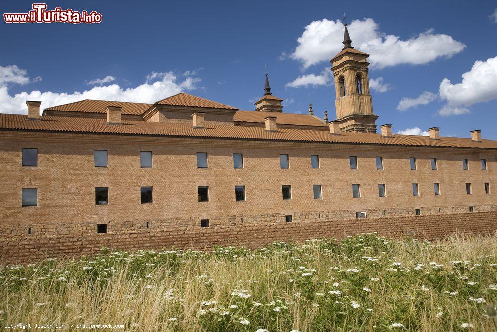 Immagine Il nuovo monastero di San Juan de la Pena, Jaca, Spagna. Questo antico complesso religioso è incastonato sotto uno strapiombo roccioso sui Pirenei aragonesi, a circa 1220 metri di altitudine. Amministrativamente fa parte del Comune di Santa Cruz de la Seros, una ventina di chilometri a sud ovest di Jaca - © Joseph Sohm / Shutterstock.com