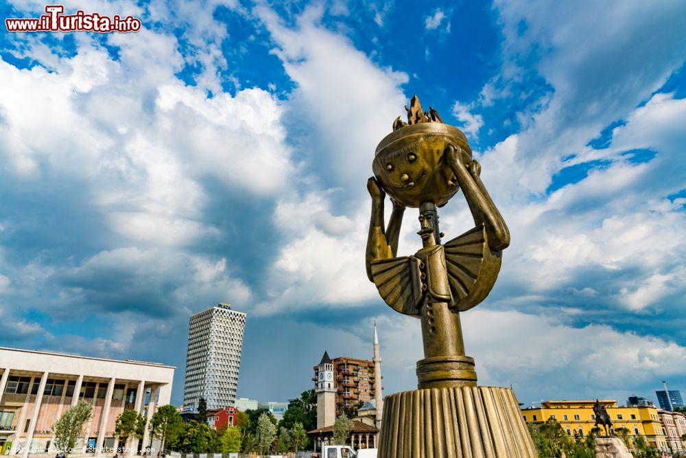 Immagine Il nuovo monumento in bronzo in piazza Skanderbeg a Tirana, Albania - © posztos / Shutterstock.com
