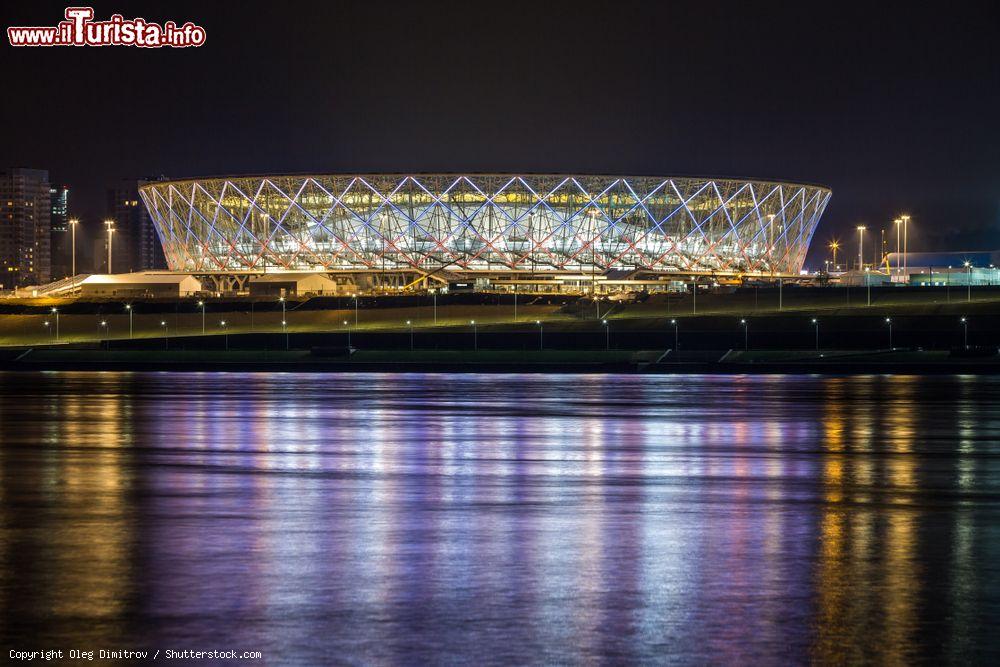 Immagine Il nuovo stadio di calcio Volgograd Arena fotografato di notte dalla sponda opposta del fiume Volga - © Oleg Dimitrov / Shutterstock.com