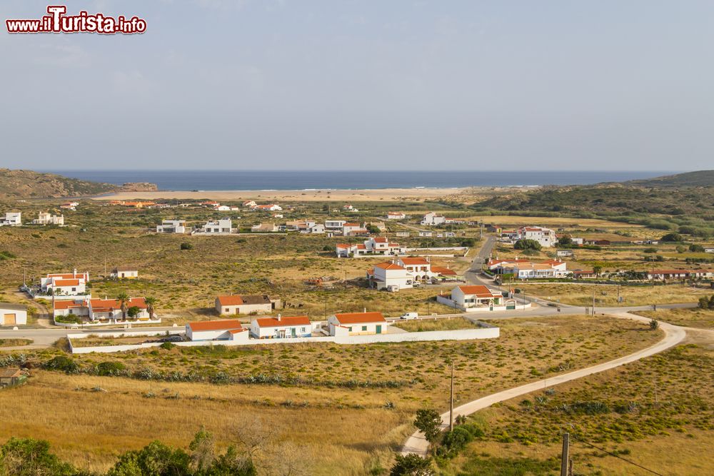 Immagine Il paesaggio arido del villaggio di Carrapateira, Algarve, Portogallo. Per conformazione naturale, il territorio che circonda questa località ricorda molto la Sardegna.