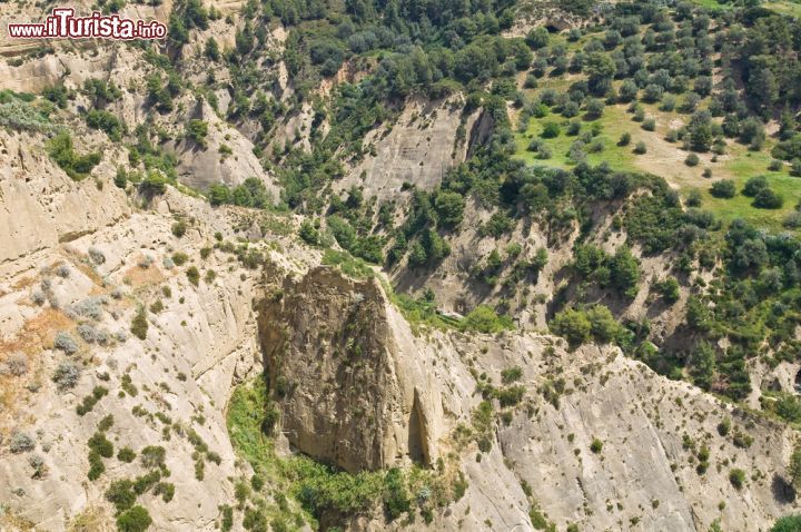 Immagine Il paesaggio aspro delle colline di Tursi in Basilicata. Una bella veduta dall'alto del territorio selvaggio che caratterizza questo angolo d'Italia. Tursi è famosa anche per i calanchi, fenomeno geomorfologico di erosione del terreno.
