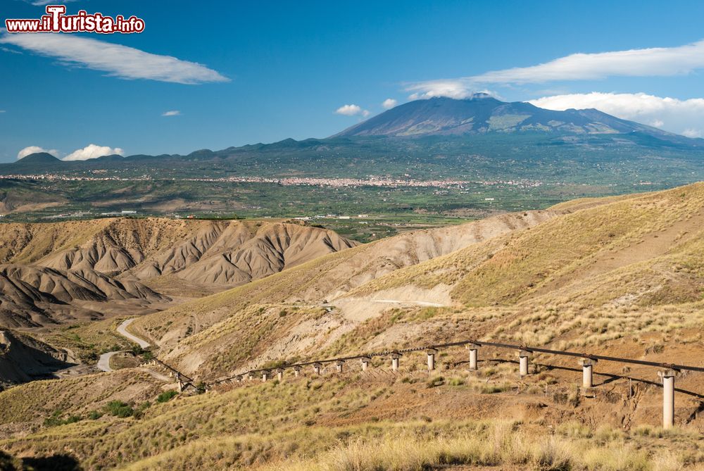 Immagine Il paesaggio aspro ed arido a sud di Biancavilla in Sicilia. Sullo sfondo il vulcano Etna.