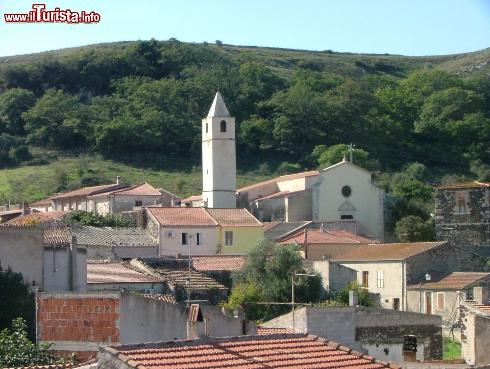 Immagine Il paesaggio di Torralba con la chiesa del '600 - © Giovanni Seu - Template:Toralba, CC BY-SA 3.0, Wikipedia