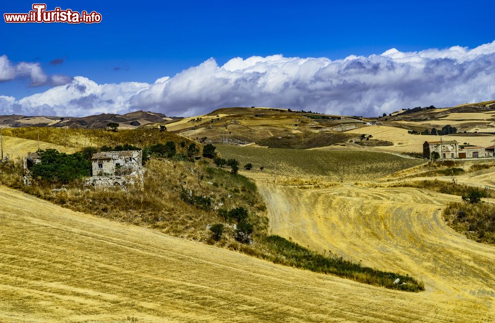 Immagine Il paesaggio estivo intorno a Santa Caterina Villarmosa in Sicilia.