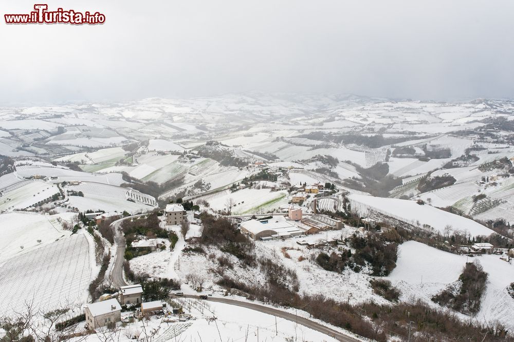 Immagine Il paesaggio innevato di Ripatransone nelle Marche, Italia. Nonostante la quota collinare di 494 metri sul livello del mare limiti le nevicate, queste possono verificarsi con carattere anche intenso e durevole.