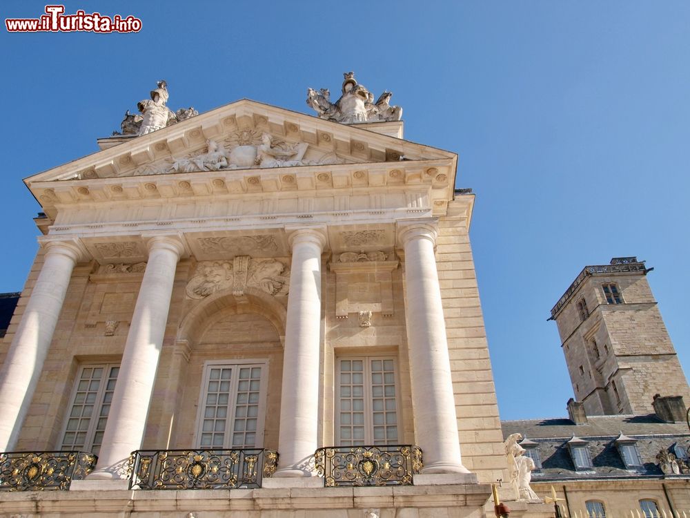 Immagine Il palazzo dei Duchi a Digione, Francia. Il frontone, sorretto da 4 grandi colonne, è sormontato da due gruppi scultorei.