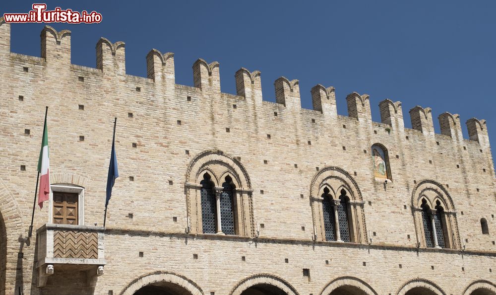 Immagine Il Palazzo dei Priori a Montecassiano di Macerta nelle Marche