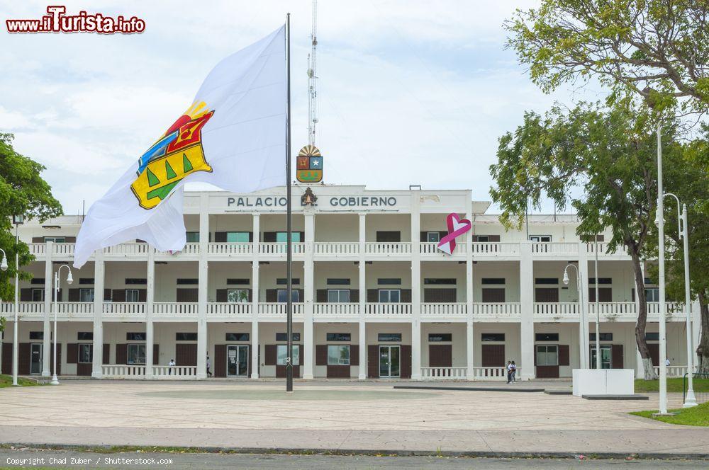 Immagine Il Palazzo del Governo di Chetumal, Messico. Dal 1978 si presenta con lo stesso look. Una grande bandiera dello stato di Quintana Roo sventola nella piazza di fronte all'edificio - © Chad Zuber / Shutterstock.com