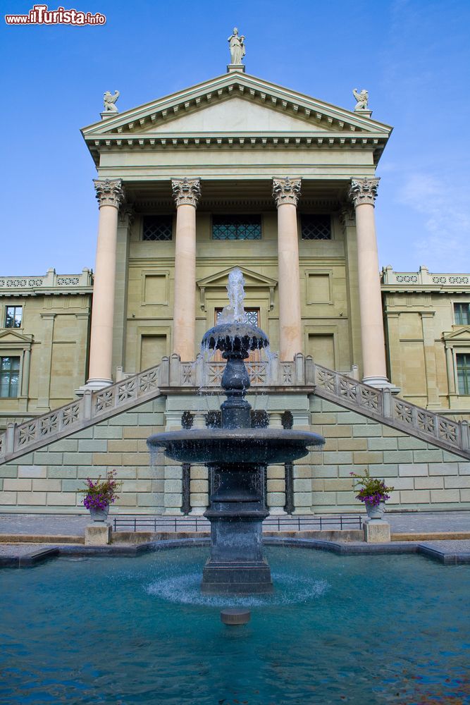 Immagine Il Palazzo del Governo nella città di Winterthur, Svizzera. All'ingresso si trova una bella fontana da cui zampilla acqua.