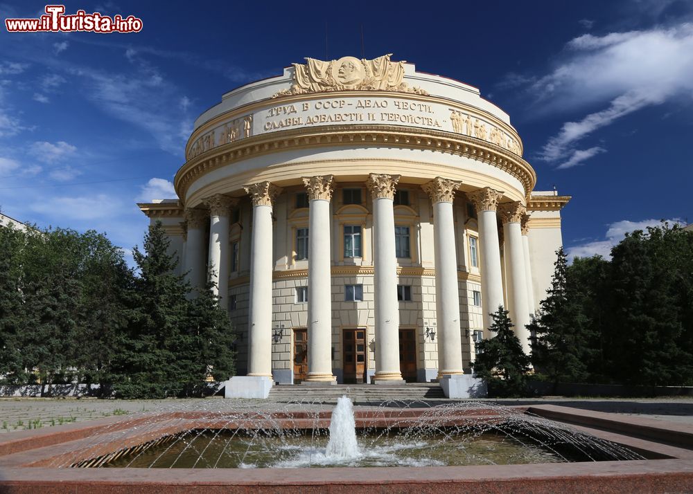 Immagine Il Palazzo della Cultura dei Sindacati a Volgograd, Russia. Questa località, che si estende per circa 70 chilometri lungo il lato ovest del fiume Volga, è un importante centro industriale.