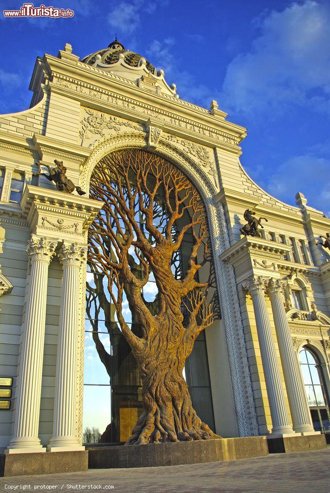 Immagine Il palazzo dell'Agricoltura a Kazan e la scultura dell'Albero di Leonid Gornik - © protoper / Shutterstock.com