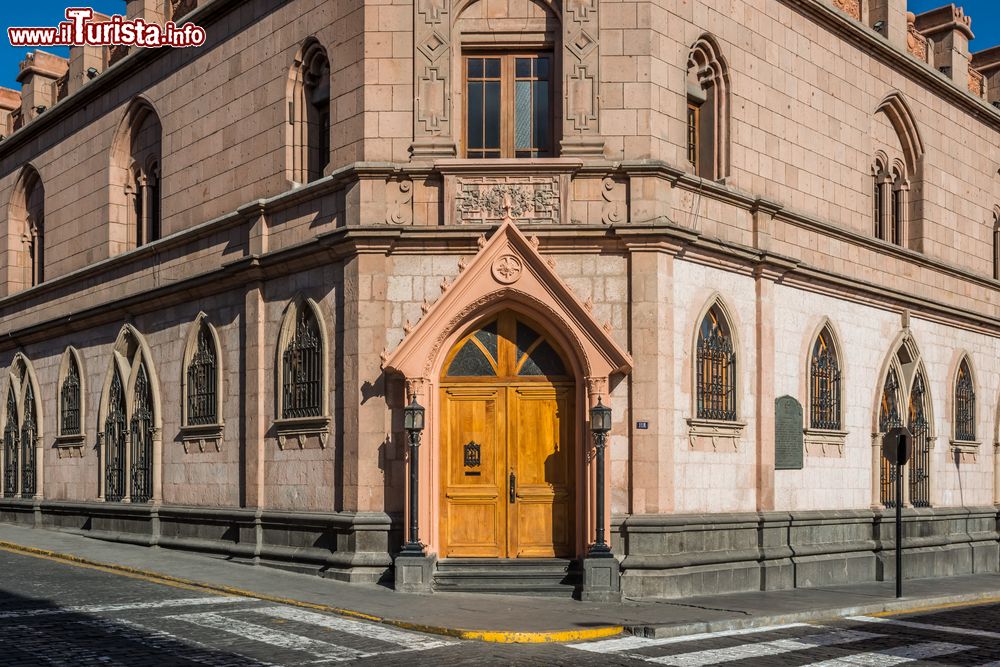 Immagine Il Palazzo dell'Arcivescovo a Arequipa, Perù. Venne costruito dopo l'invasione da parte dei conquistadores spagnoli e inaugurato nel 1924. Al suo interno si trovano quadri e mobili del XVI°, XVII° e XVIII° secolo.