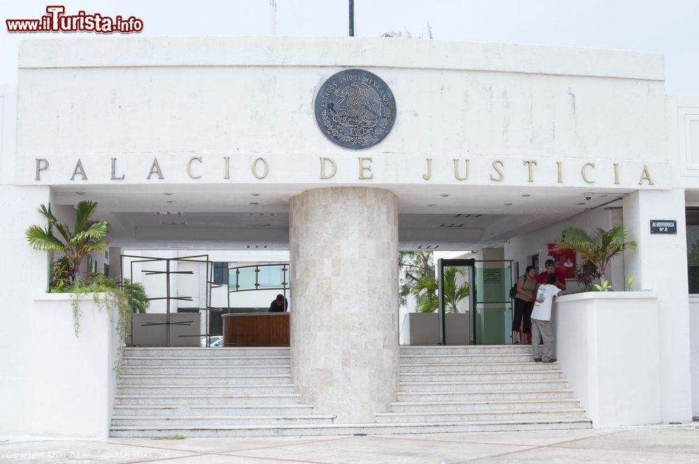 Immagine Il Palazzo di Giustizia di Chetumal, Messico. L'edificio conserva un aspetto architettonico stile Maya precolombiano con la colonna rotonda, i gradini e il colore calcareo dell'esterno - © Chad Zuber / Shutterstock.com