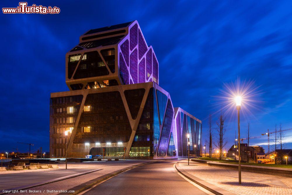 Immagine Il Palazzo di Giustizia di Hasselt (Belgio) di sera. E' uno dei più interessanti esempi di architettura moderna della cittadina capoluogo del Limburgo belga - © Bert Beckers / Shutterstock.com