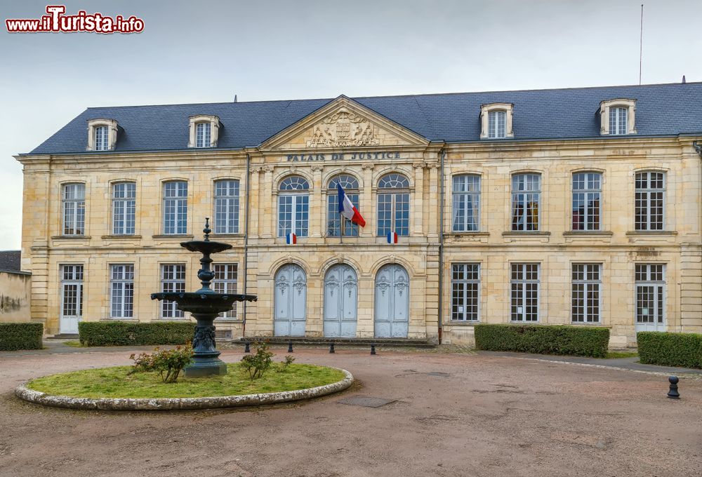 Immagine Il Palazzo di Giustizia nel centro storico di Nevers, Francia.