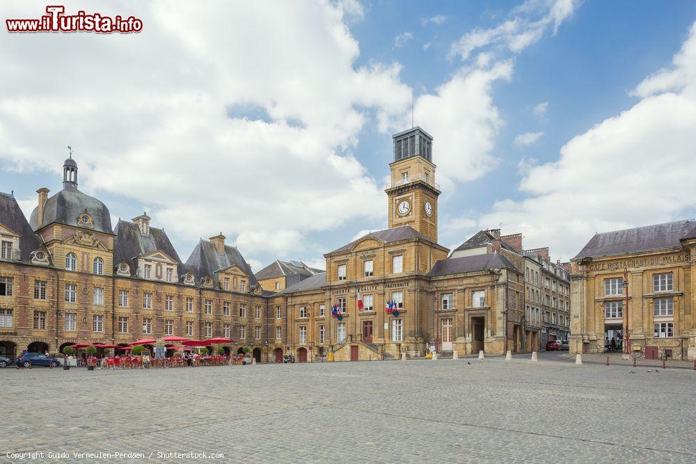 Immagine Il Palazzo Ducale nel centro città di Sedan, Francia. E' situato fra i fiumi Mosa, Bievre e Vra - © Guido Vermeulen-Perdaen / Shutterstock.com