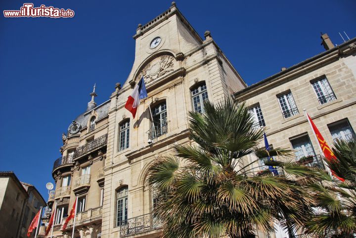 Immagine Il Palazzo Municipale a Beziers, Francia. Sorto dove si trovava il foro romano, questo edificio del 1238 ha sempre mantenuto la stessa funzione - © 216534160 / Shutterstock.com