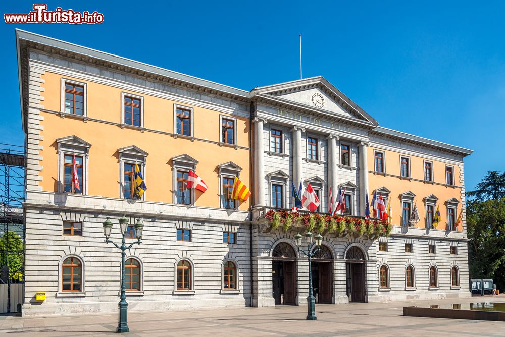 Immagine Il Palazzo Municipale di Annecy, Francia. Si trova nel centro storico della città nei pressi della chiesa di Saint Maurice da un lato e del Giardino d'Europa dall'altro.