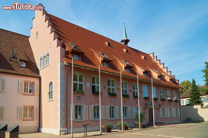 Immagine Il Palazzo Municipale di Breisach am Rhein in Minster Square, Germania. Il nome di origine celtica di questa graziosa località significa "frangiflutti" - © 289169768 / Shutterstock.com