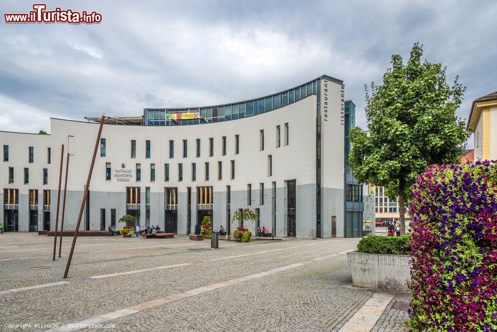 Immagine Il Palazzo Municipale di Brunico, Trentino Alto Adige. Inaugurato nel settembre 2004, il nuovo Municipio di Brunico è ospitato in un edificio che si presenta con una curvatura simile a quella di via Centrale - © milosk50 / Shutterstock.com