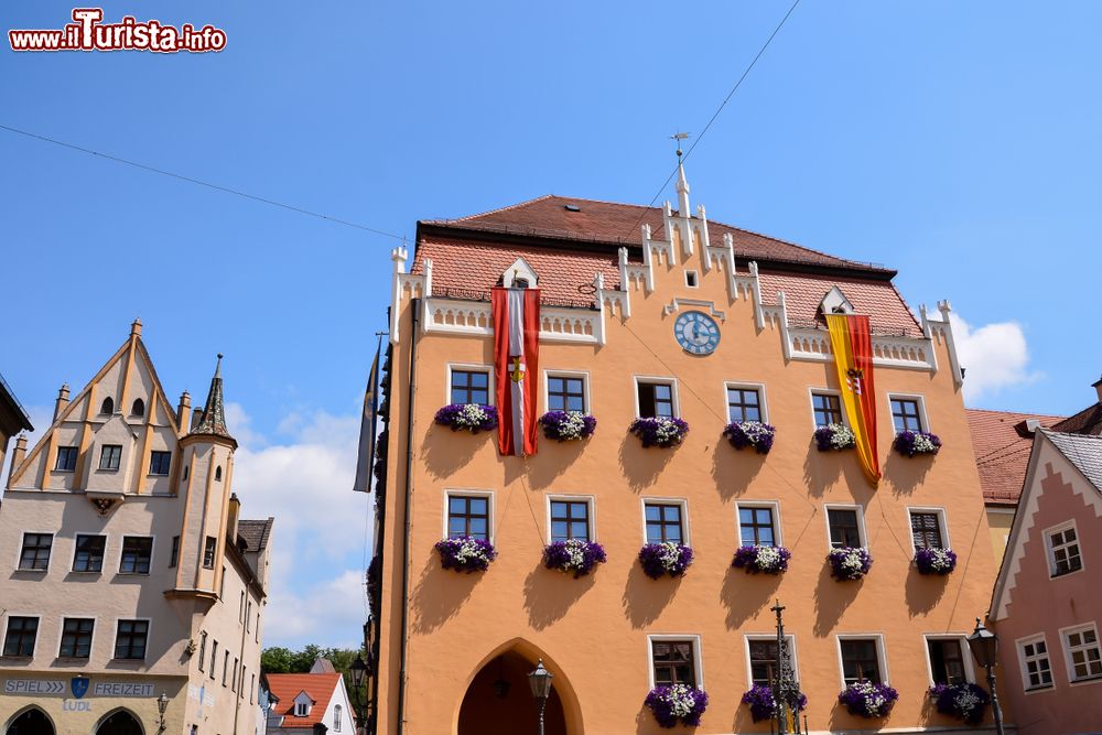 Immagine Il Palazzo Municipale di Donauworth, Baviera, Germania. E' uno degli edifici simbolo di questa località situata sulla Strada Romantica che si snoda per circa 460 km.