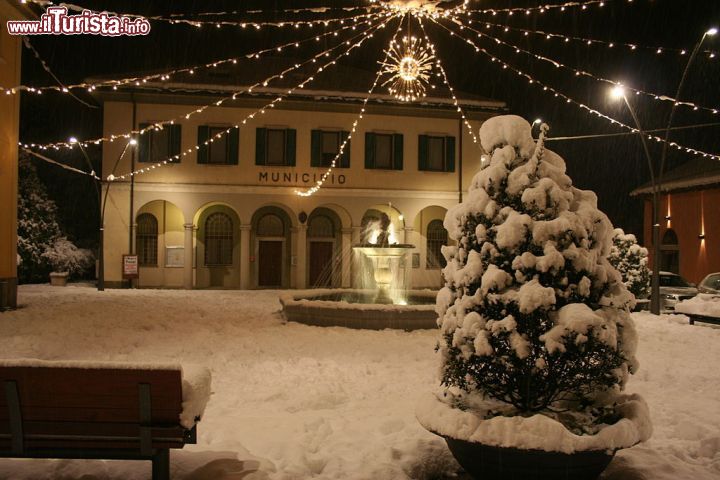 Immagine Il Palazzo Municipale di Gavirate, Varese, dopo una nevicata. Situato in piazza Matteotti, di fronte all'edificio si trova una bella fontana.