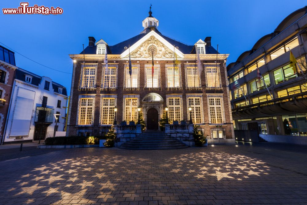Immagine Il Palazzo Municipale di Hasselt (Belgio) fotografato di notte. In questa immagine, l'edificio è illuminato e decorato in occasione delle feste natalizie.