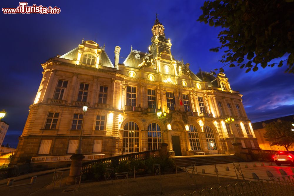 Immagine Il Palazzo Municipale di Limoges, Francia, illuminato di notte.