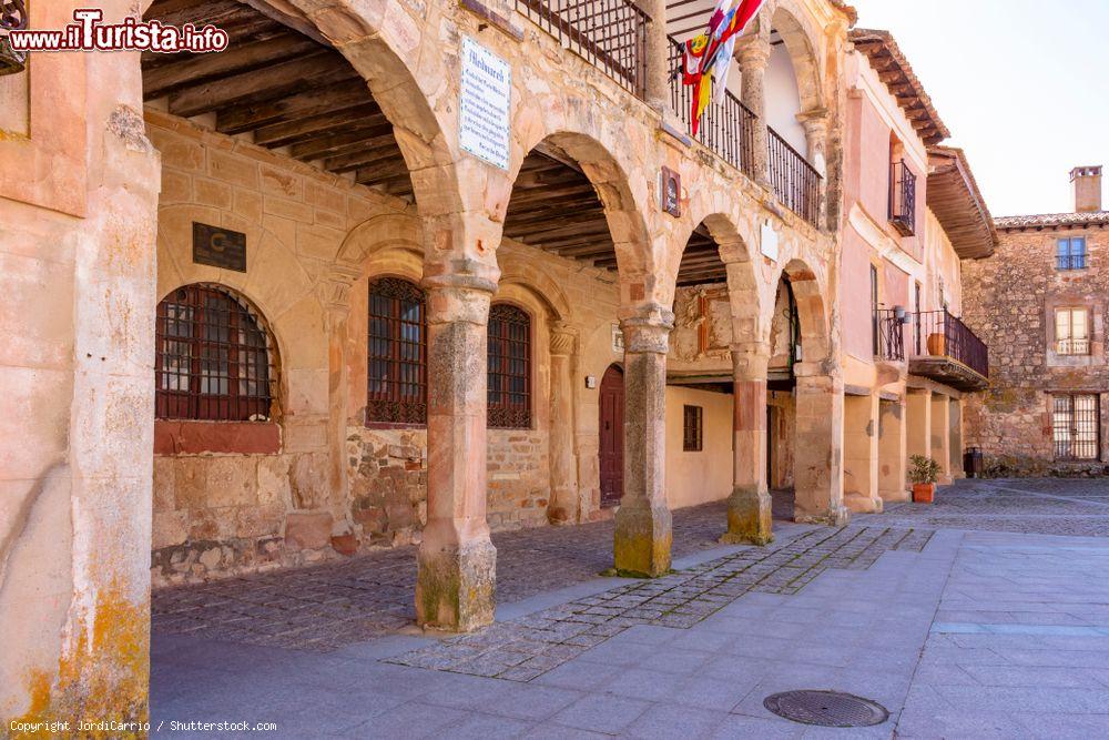 Immagine Il Palazzo Municipale di Medinaceli, Soria, Spagna: un tempo questo antico edificio ospitava le trattative commerciali  - © JordiCarrio / Shutterstock.com