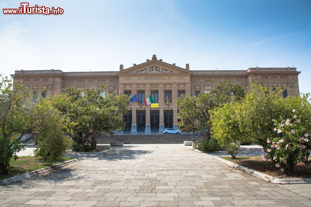 Immagine Il Palazzo Municipale di Messina in Piazza Unione Europea, Sicilia.