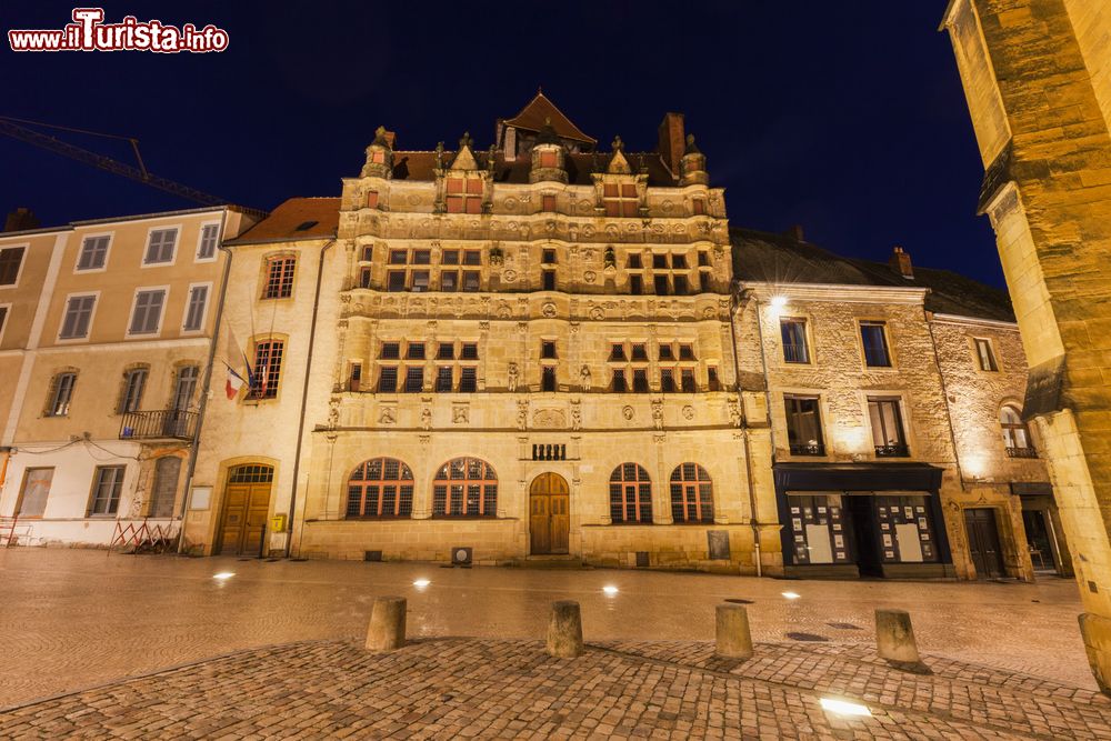 Immagine Il Palazzo Municipale di Paray-le-Monial fotografato di notte, Francia.