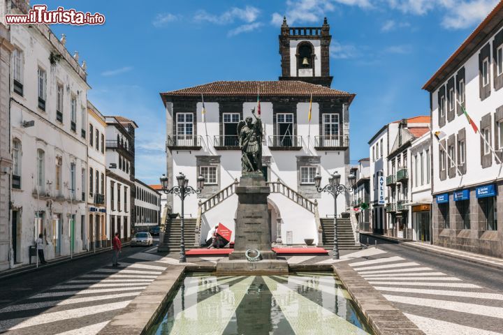 Immagine Il Palazzo Municipale di Ponta Delgada sull'isola di Sao Miguel, Azzorre (Portogallo) - © 300050507 / Shutterstock.com