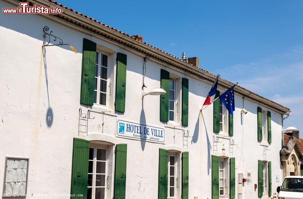 Immagine Il Palazzo Municipale di Saint-Pierre-d'Oleron sull'isola d'Oleron, Francia. Questa località è la più grande dell'isola - © Leonid Andronov / Shutterstock.com