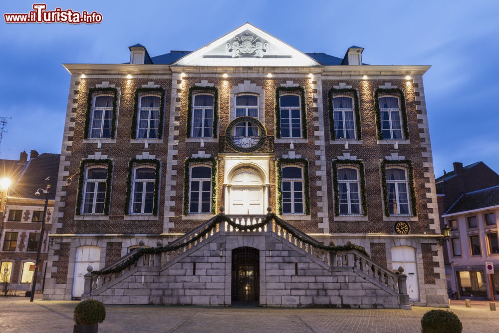 Immagine Il Palazzo Municipale di Tongeren, Fiandre, illuminato di sera (Belgio). Questo bell'edificio risale al XVIII° secolo.